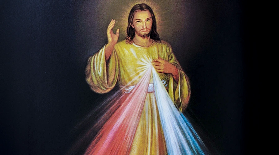Imagem de Jesus Misericordioso com raios vermelho e branco emanando do coração, representação da Divina Misericórdia revelada a Santa Faustina.