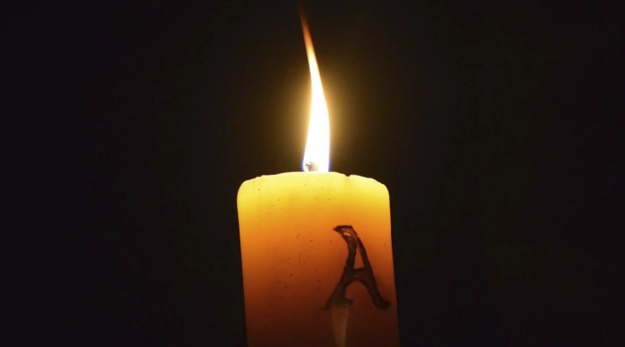 Círio Pascal aceso durante a Vigília Pascal.