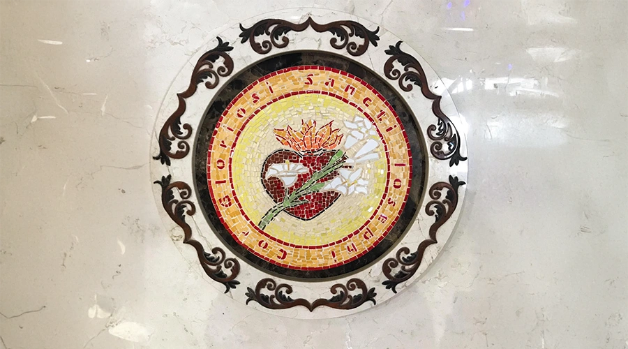 Mosaico do Castíssimo Coração de São José, com coração flamejante, lírio e vara florida, cercado pela inscrição latina Gloriosi Sancti Joseph Cor.