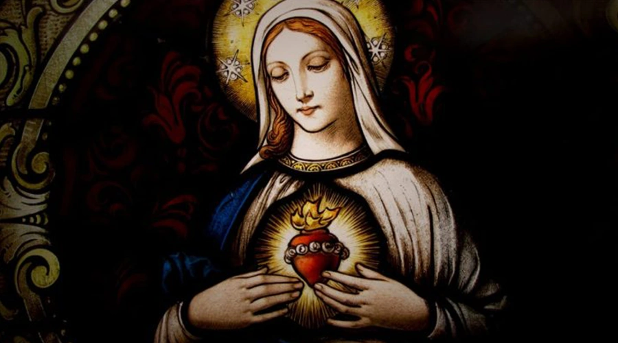 Pintura clássica do Imaculado Coração de Maria, com o coração envolto em rosas e traspassado, sobre o peito da Virgem.