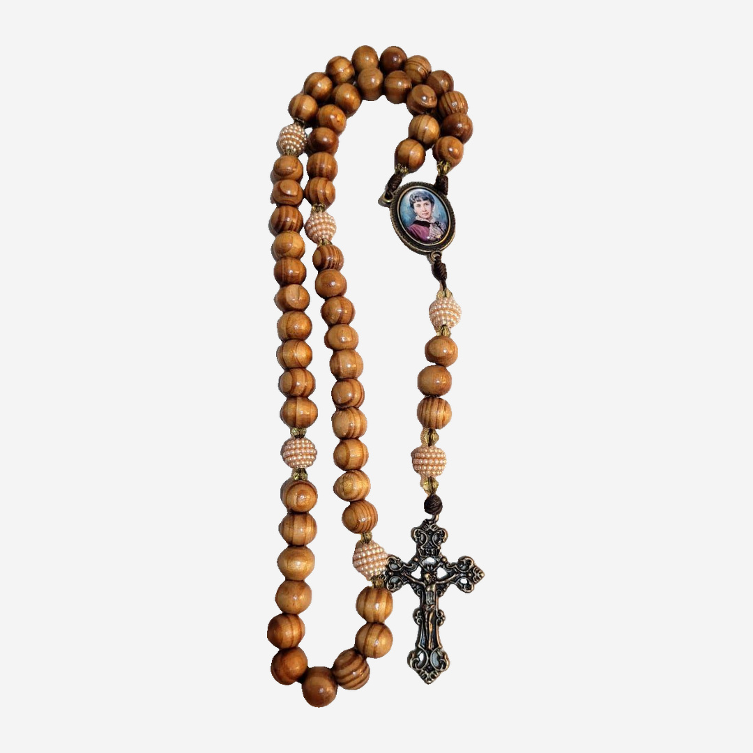 Terço Beata Conchita em Madeira de Oliveira com Pai-Nossos Pérola e Crucifixo Ouro-Velho