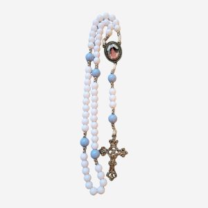 Terço Nsa. Mãe dos Sacerdotes Branco com Detalhes Azul-Sereno e Crucifixo Prateado