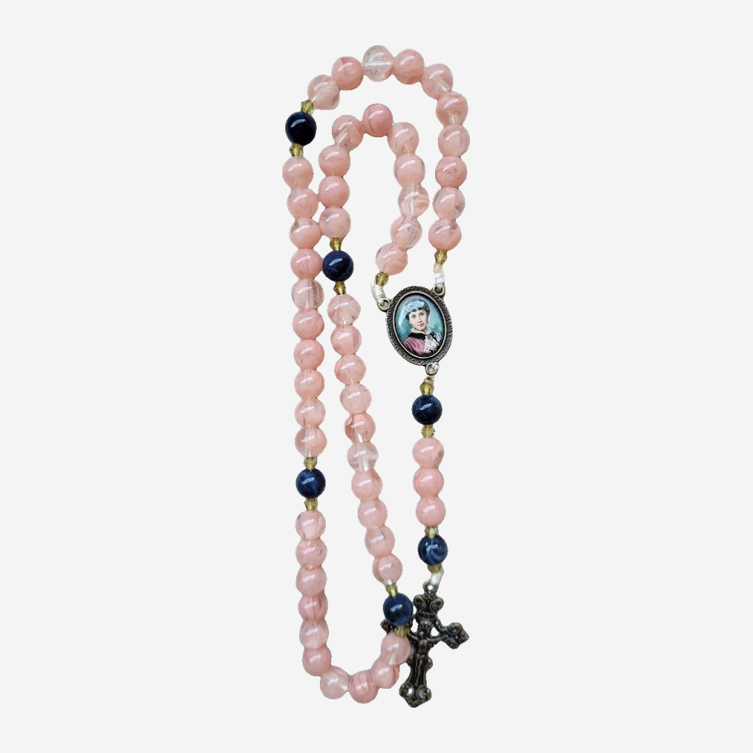 Terço Beata Conchita Quartzo Rosa com Pai-Nossos Azul-Marinho e Crucifixo Ouro-Velho