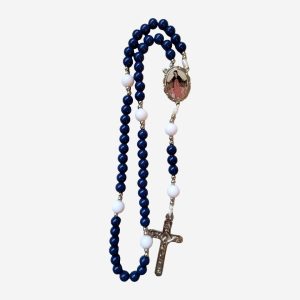 Terço Nsa. Mãe dos Sacerdotes Azul-Marinho com Pai-Nossos Brancos e Crucifixo Prateado