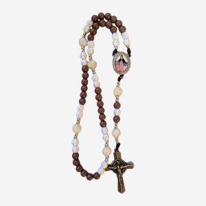 Terço Nsa. Mãe dos Sacerdotes em Madeira com Contas de Cruz e Crucifixo de São Bento