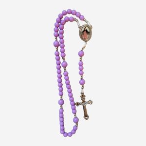 Terço Nsa. Mãe dos Sacerdotes Lilás Clássico com Crucifixo Prateado
