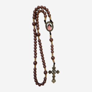 Terço Nsa. Mãe dos Sacerdotes em Madeira Chocolate com Detalhes Dourados e Crucifixo Ouro-Velho