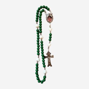 Terço Nsa. Mãe dos Sacerdotes Verde com Corações Brancos e Crucifixo Ouro-Velho