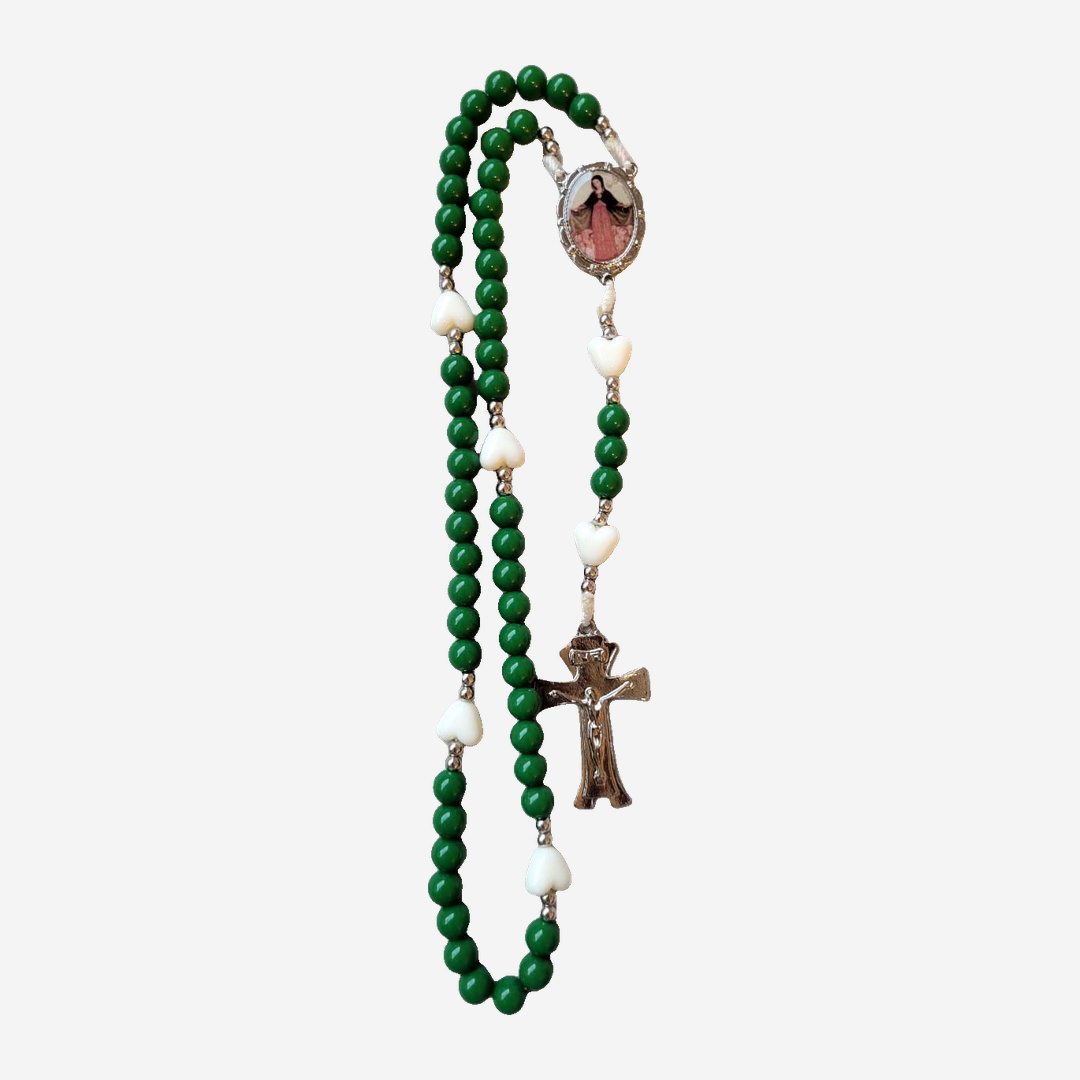 Terço Nsa. Mãe dos Sacerdotes Verde com Corações Brancos e Crucifixo Ouro-Velho