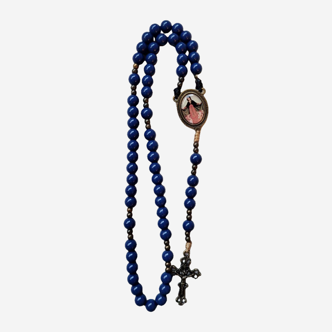 Terço Nsa. Mãe dos Sacerdotes Azul-Royal com Detalhes Ouro-Velho e Crucifixo Trabalhado