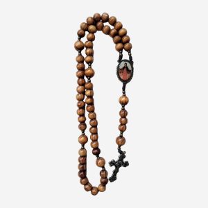 Terço Nsa. Mãe dos Sacerdotes em Madeira de Oliveira com Crucifixo Ouro-Velho