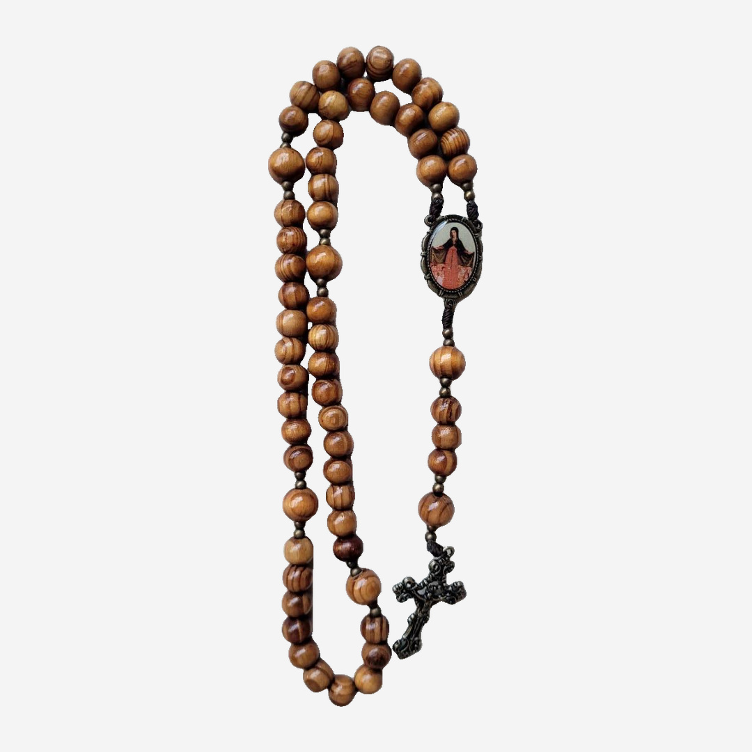 Terço Nsa. Mãe dos Sacerdotes em Madeira de Oliveira com Crucifixo Ouro-Velho