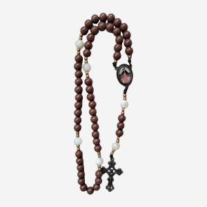 Terço Nsa. Mãe dos Sacerdotes Marrom Café com Madrepérola e Crucifixo Ouro-Velho