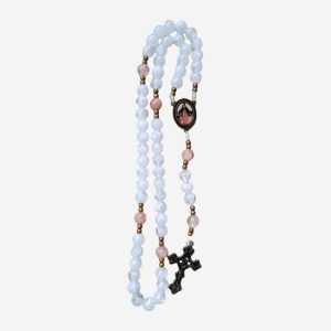 Terço Nsa. Mãe dos Sacerdotes Cristal Branco com Detalhes Rosé e Crucifixo Ouro-Velho