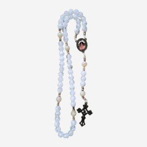 Terço Nsa. Mãe dos Sacerdotes Cristal Branco com Madrepérola e Crucifixo Ouro-Velho