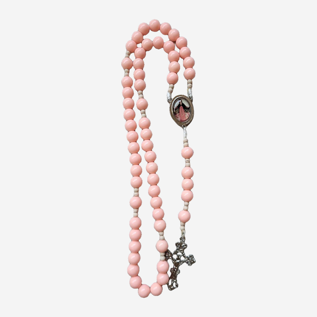 Terço Nsa. Mãe dos Sacerdotes Rosa Claro com Detalhes Creme e Crucifixo Prateado