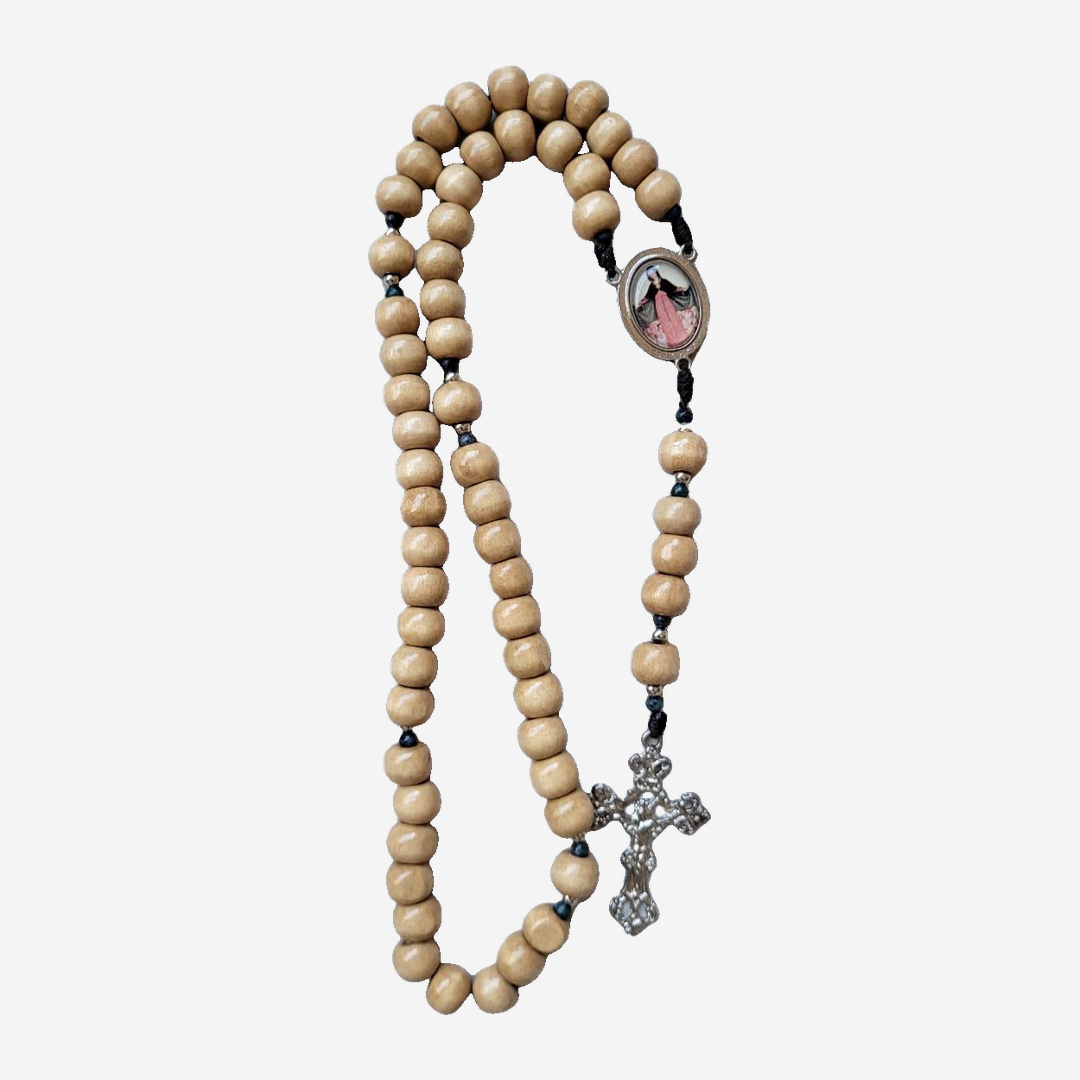 Terço Nsa. Mãe dos Sacerdotes em Madeira Natural Clara e Crucifixo Prateado