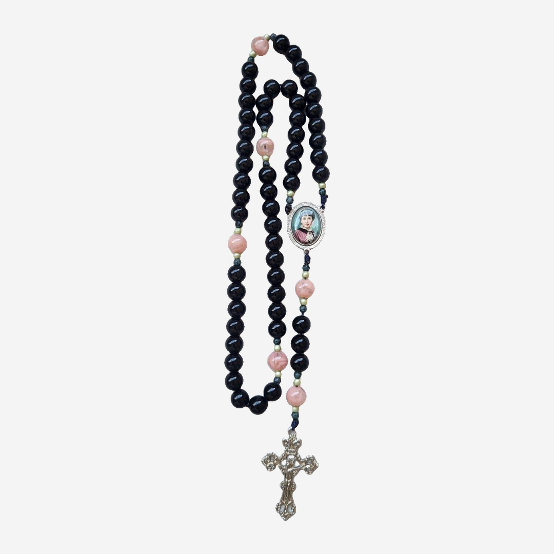 Terço Beata Conchita Preto Ônix com Detalhes Rosé e Crucifixo Prateado