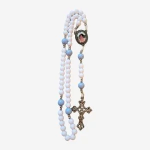 Terço Nsa. Mãe dos Sacerdotes Branco com Detalhes Azul-Sereno e Crucifixo Prateado