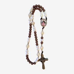 Terço Nsa. Mãe dos Sacerdotes em Madeira com Contas de Cruz e Crucifixo de São Bento