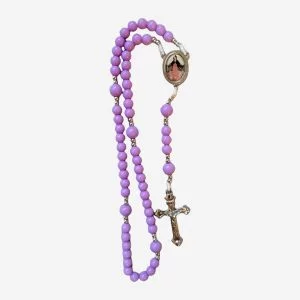 Terço Nsa. Mãe dos Sacerdotes Lilás Clássico com Crucifixo Prateado