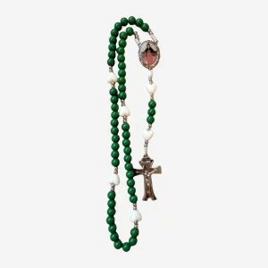 Terço Nsa. Mãe dos Sacerdotes Verde com Corações Brancos e Crucifixo Ouro-Velho