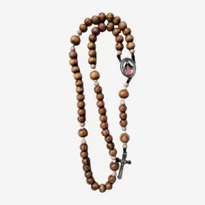 Terço Nsa. Mãe dos Sacerdotes em Madeira de Oliveira Natural e Crucifixo Prateado