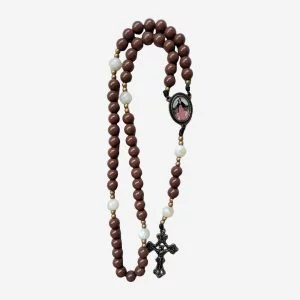 Terço Nsa. Mãe dos Sacerdotes Marrom Café com Madrepérola e Crucifixo Ouro-Velho