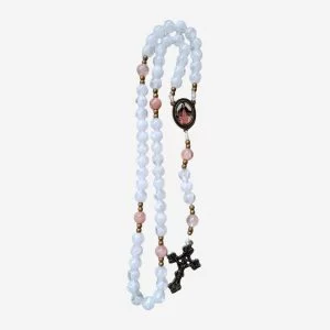 Terço Nsa. Mãe dos Sacerdotes Cristal Branco com Detalhes Rosé e Crucifixo Ouro-Velho