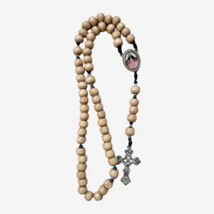 Terço Nsa. Mãe dos Sacerdotes em Madeira Natural Clara e Crucifixo Prateado