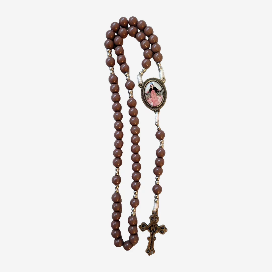 Terço Nsa. Mãe dos Sacerdotes em Madeira Chocolate com Detalhes Prata e Crucifixo Ouro-Velho